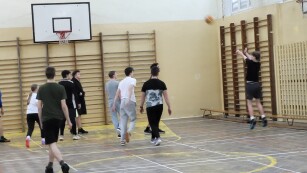 wyjście na salę gimnastyczną, gra w piłkę koszykową - wychowanek wykonuje wrzut do kosza