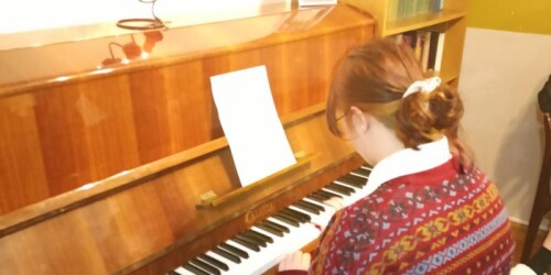 wieczorek niepodległości, wychowanka gra na pianinie
